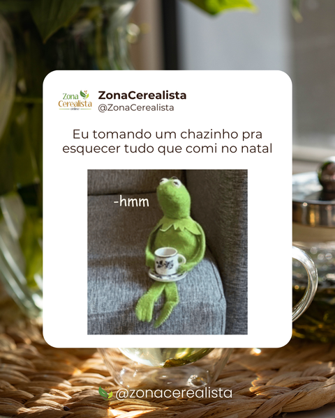 Eu tomando um chazinho pra esquecer tudo que comi no natal 🍵🤭