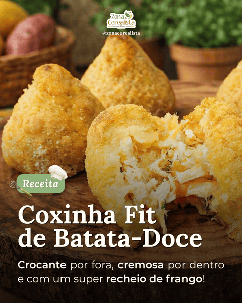 Arte da Zona Cerealista Online sobre uma receita de Coxinha Fit de Batata-Doce. Ao fundo, há algumas coxinhas em cima de uma base de madeira.